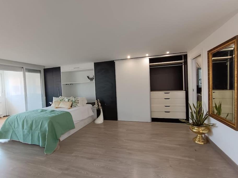 Spacious Studio By The University Сан-Висенте-дель-Распеч Экстерьер фото